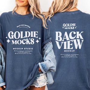 以下が含まれることがあります： 前面に白で「GOLDIE MOCKS」、背面に「BACK VIEW」と書かれたネイビーブルーのTシャツ。 このシャツはモックアップスタジオコレクションの一部です。