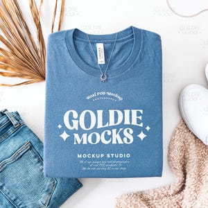 Bella Canvas 3001 Stålblå Skjorta Flat Lay Mockup | BC 3001 Blå Vikt T-shirt Mockup | Verklig Produkt Mockup | Neutral Boho Flatlay Estetik