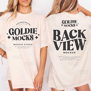 Puede incluir: Camiseta de color crema con el texto "GOLDIE MOCKS" en la parte delantera y trasera. La parte delantera de la camiseta también incluye el texto "MOCKUP STUDIO" y "Real Model Mockup". La parte trasera de la camiseta tiene las palabras "BACK VIEW MOCKUP".
