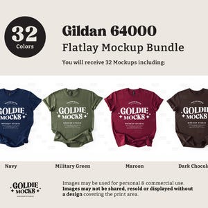 Op de afbeelding: Een flatlay mockup-bundel met 32 Gildan 64000 T-shirts in vier kleuren: marine, legergroen, bordeauxrood en donkerbruin. De shirts liggen plat op een wit oppervlak. De tekst "GOLDIE MOCKS" is op elk shirt gedrukt.