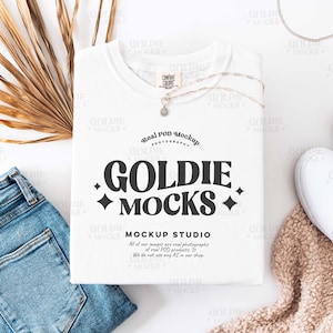 Maqueta de camisa blanca Comfort Colors C1717 con diseño plano / Maqueta de camiseta blanca doblada CC 1717 / Maqueta de producto real / Estética bohemia neutra con diseño plano