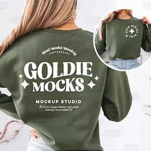 以下が含まれることがあります： 白い文字で「GOLDIE MOCKS」と書かれた緑色のクルーネックのトレーナー。白い文字で「Real Model Mockup Photography」と「MOCKUP STUDIO」も書かれている。白い文字で「All of our images feature real people wearing real products」と書かれている。
