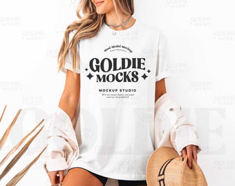 Maqueta de camiseta blanca Gildan 64000 / Maqueta de camiseta blanca larga G640 / Maqueta de modelo real / Estética bohemia de primavera y verano de estilo simple y moderno