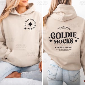 Könnte beinhalten: Ein beiger Hoodie mit einem schwarzen Logo, das auf der Rückseite "Goldie Mocks" und auf der Vorderseite "Gildan 18500 Mockup" lautet. Der Hoodie wird von einer Person mit langen blonden Haaren getragen.