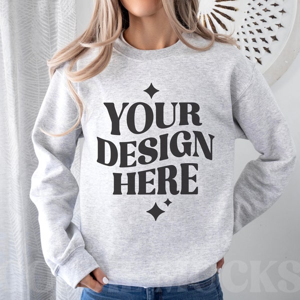 Gildan 18000 Ash Grau Sweatshirt Mockup | G180 Grau Rundhals Mockup | Modell Mock | True Fit Gildan Ash Pullover | Schlichtes Neutral Gemütlich Minimal