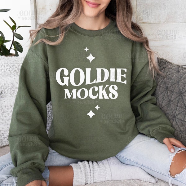 Gildan 18000 Militärgrün Sweatshirt Mockup | G180 Grün Rundhals Mock-up | Modell Mock | Gildan 18000 Militär | Lässige Alltagsästhetik