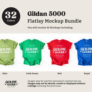 Puede incluir: Un paquete de maquetas de camisetas Gildan 5000 en plano, que incluye 32 camisetas de diferentes colores, como kiwi, verde irland&eacute;s, rojo y azul royal. Las camisetas est&aacute;n dispuestas sobre un fondo blanco y presentan el texto "Goldie Mocks" impreso en la parte delantera.