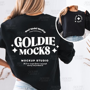 以下が含まれることがあります： 白い文字で「GOLDIE MOCKS」と「MOCKUP STUDIO」が書かれた黒いスウェットシャツのモックアップ。「Real Model Mockup Photography」という文字も白で書かれています