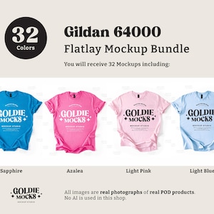Op de afbeelding: Een flatlay mockup-pakket met 32 Gildan 64000 T-shirts in vier kleuren: saffierblauw, azalea roze, lichtroze en lichtblauw. De T-shirts liggen op een wit oppervlak. De tekst "GOLDIE MOCKS" is op elk T-shirt gedrukt.
