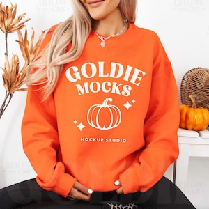 Gildan 18000 Orange tröja Mockup | G180 Orange Rundkrage Mockup | Riktig modell Mockup | Mysig Avslappnad Höst Trendig Halloween Estetisk Tröja
