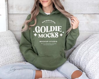 Modelo de moletom verde militar Gildan 18500 | Maquete de moletom com capuz G185 | Modelo | Gildan 18500 Moletom Com Capuz | Simulação básica com capuz verde militar
