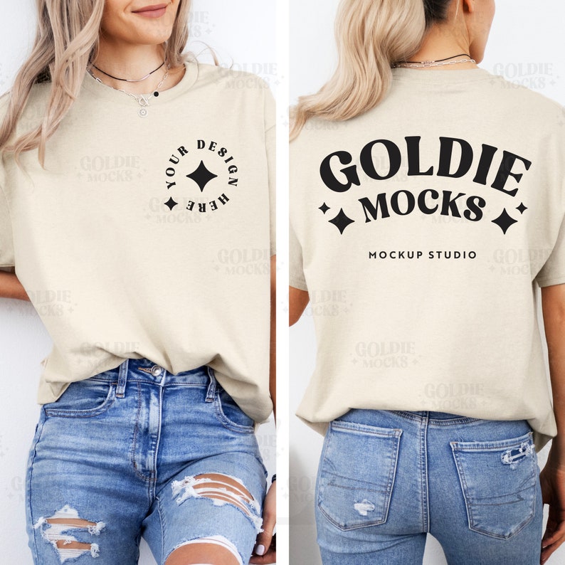 Pu&ograve; includere: Un mockup di una t-shirt beige con un design nero sul davanti che dice "Your Design Here" con una stella e un cerchio intorno. La parte posteriore della t-shirt ha un design nero che dice "Goldie Mocks" con stelle e il testo "Mockup Studio".