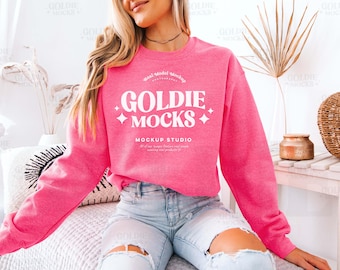 Mockup Gildan 18000 roze veiligheidssweater | G180 roze mockup sweatshirt met ronde hals | Nepmodel van echt model | Trendy casual neutraal vormgegeven esthetiek
