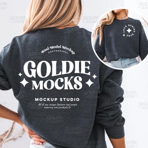 以下が含まれることがあります： 白い文字で「GOLDIE MOCKS」と書かれた濃いグレーのスウェットシャツ。クルーネックと長袖。 「Real Model Mockup Photography」という文字が「GOLDIE MOCKS」という文字の上に円形で書かれている。「MOCKUP STUDIO」という文字が「GOLDIE MOCKS」という文字の下にある。「All of our images feature real people wearing real products」という文字が「MOCKUP STUDIO」という文字の下にある。