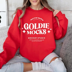 Gildan 18000 Rotes Sweatshirt Mockup | G180 Rot Rundhals Mockup | Modell Mock | Gildan Rot Pullover | Einfacher Minimal Casual Roter Pullover Mock