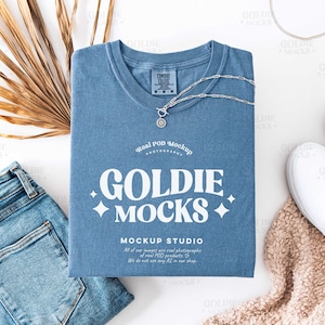 Chemise en jean bleue Comfort Colors C1717, maquette à plat | 1717 Maquette de t-shirt bleu plié | Produit fictif réel | Esthétique flatlay bohème neutre
