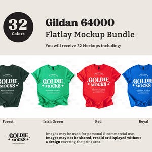 Op de afbeelding: Een flatlay mockup-bundel met 32 Gildan 64000 T-shirts in verschillende kleuren, waaronder bosgroen, Iers groen, rood en koninklijk blauw. De shirts liggen op een witte achtergrond en hebben de tekst "GOLDIE + MOCKS +" op de voorkant.
