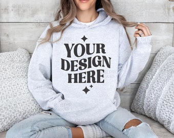 Maqueta de sudadera con capucha gris ceniza Gildan 18500 / Maqueta de sudadera con capucha G185 / Modelo / Sudadera con capucha gris ceniza Gildan / Maqueta de sudadera con capucha gris de estilo de vida simple