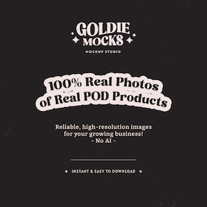 K&ouml;nnte beinhalten: Eine schwarz-wei&szlig;e Grafik mit dem Text "GOLDIE MOCKS" in einer Retro-Schriftart. Der Text "MOCKUP STUDIO" befindet sich unter dem Haupttext. Die Grafik enth&auml;lt auch den Text "100% Real Photos of Real POD Products" in einem wei&szlig;en Kreis mit schwarzem Rand. Der Text "Reliable, high-resolution images for your growing business! - No AI -" befindet sich unter dem Kreis. Der Text "INSTANT & EASY TO DOWNLOAD" befindet sich am unteren Rand der Grafik.