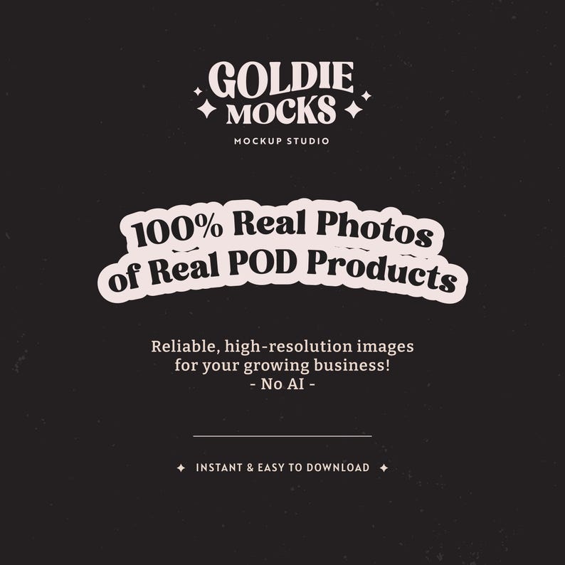 K&ouml;nnte beinhalten: Eine schwarz-wei&szlig;e Grafik mit dem Text "GOLDIE MOCKS" in einer Retro-Schriftart. Der Text "MOCKUP STUDIO" befindet sich unter dem Haupttext. Die Grafik enth&auml;lt auch den Text "100% Real Photos of Real POD Products" in einem wei&szlig;en Kreis mit schwarzem Rand. Der Text "Reliable, high-resolution images for your growing business! - No AI -" befindet sich unter dem Kreis. Der Text "INSTANT & EASY TO DOWNLOAD" befindet sich am unteren Rand der Grafik.