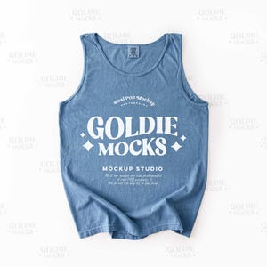 Könnte beinhalten: Ein blaues Tanktop mit dem weißen Text "GOLDIE MOCKS". Das Tanktop hat einen Rundhalsausschnitt und besteht aus einem weichen Material. Der Text "MOCKUP STUDIO" ist ebenfalls sichtbar.