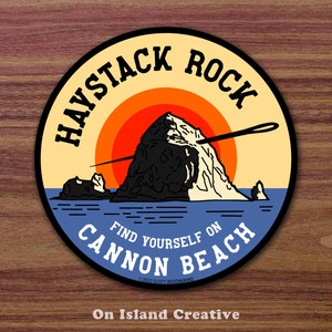 Może przedstawiać: Okrągła naklejka z żółtym tłem i niebieskim obramowaniem. Naklejka przedstawia kreskówkową ilustrację formacji skalnej z igłą i nicią przechodzącą przez nią. Tekst "HAYSTACK ROCK FIND YOURSELF ON CANNON BEACH" jest napisany na naklejce białym kolorem.