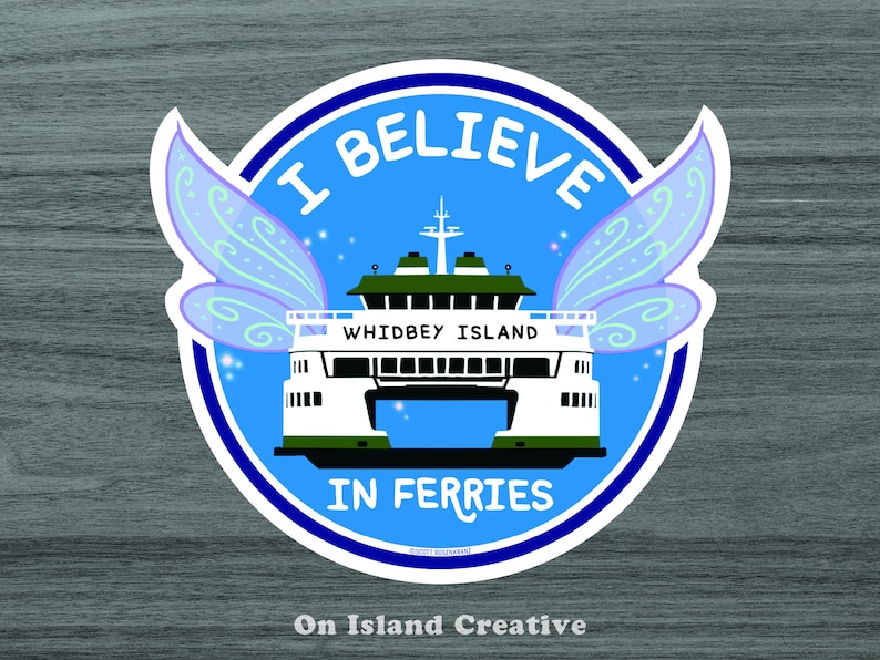 Pu&ograve; includere: Un adesivo circolare blu e bianco con un traghetto e ali di fata. Il testo "I Believe in Ferries" &egrave; scritto sull'adesivo. Il traghetto ha la scritta "Whidbey Island" sul lato.