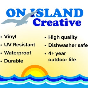 Pu&ograve; includere: Un logo di un'azienda di graphic design con il testo "ON ISLAND Creative" in lettere blu. Il logo presenta un gabbiano bianco che vola sopra un'onda blu. Il testo sotto il logo elenca le caratteristiche dei prodotti dell'azienda: vinile, resistente ai raggi UV, impermeabile, resistente, di alta qualit&agrave;, lavabile in lavastoviglie e una durata all'aperto di oltre 4 anni.