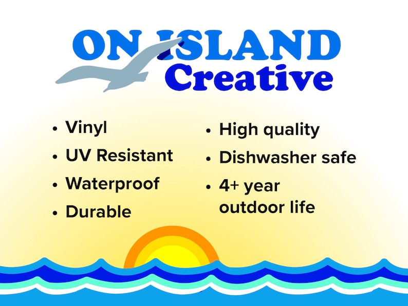 Pu&ograve; includere: Un logo di un'azienda di graphic design con il testo "ON ISLAND Creative" in lettere blu. Il logo presenta un gabbiano bianco che vola sopra un'onda blu. Il testo sotto il logo elenca le caratteristiche dei prodotti dell'azienda: vinile, resistente ai raggi UV, impermeabile, resistente, di alta qualit&agrave;, lavabile in lavastoviglie e una durata all'aperto di oltre 4 anni.