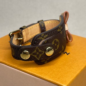 Louis Vuitton Bag charms Beige Leather ref.862384 - Joli Closet