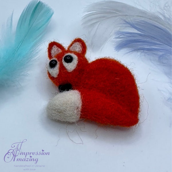 Brosche ein roter Filz Fuchs ein Accessoire mit größter Sorgfalt gefertigt. Handgefertigt aus natürlicher Wolle, ist diese atemberaubende Brosche eine Bereicherung für jedes Outfit.