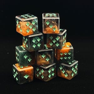 Puede incluir: Una taza de cerámica blanca con asa negra y el texto "But First, Coffee" en negrita negra. La taza se encuentra sobre un fondo borroso, sugiriendo un ambiente acogedor.