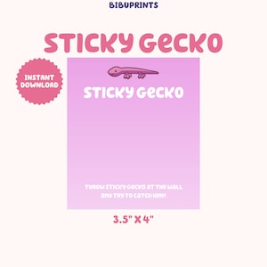 Puede incluir: Un juego de gecko pegajoso rosa imprimible para niños. El juego presenta un gecko de dibujos animados e instrucciones para lanzar el gecko a la pared e intentar atraparlo. El juego mide 3,5 pulgadas por 4 pulgadas.