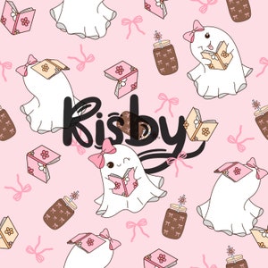 Puede incluir: Un patrón sin costuras rosa y blanco con lindas ilustraciones de fantasmas sosteniendo libros, lazos rosas y tarros de vidrio con pajitas. El texto "Risby" está escrito en cursiva negra.