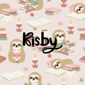 Puede incluir: Un patrón repetitivo sobre un fondo rosa claro con perezosos de dibujos animados leyendo libros, pilas de libros, tazas de café blancas, velas encendidas en soportes rosas y pequeñas flores rosas. El texto negro Risby está centrado sobre el diseño.