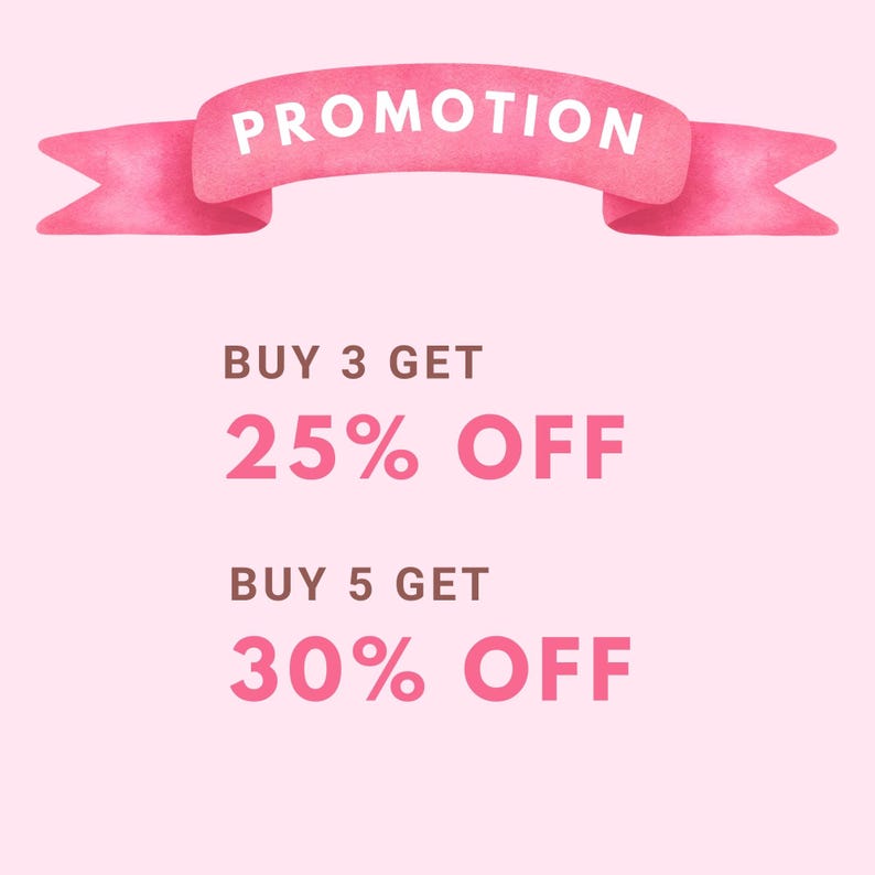 Puede incluir: Cinta de banner rosa acuarela con la palabra "PROMOTION" en texto blanco. Debajo del banner hay texto que dice "COMPRA 3, LLEVA 25% DE DESCUENTO" y "COMPRA 5, LLEVA 30% DE DESCUENTO".