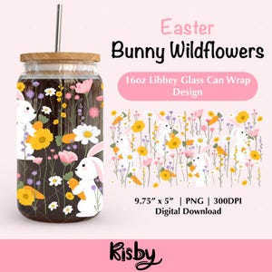 Op de afbeelding: Een digitaal downloadbaar ontwerp voor een 16 ounce Libbey glazen blikverpakking met een patroon van witte konijnen die wortels vasthouden in een veld met gele, roze en paarse wilde bloemen. Het ontwerp is 9,75 inch bij 5 inch en 300 DPI. De tekst "Easter Bunny Wildflowers" staat bovenaan de afbeelding.