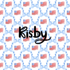 Pode incluir: Um padrão sem costura com laços azuis e bandeiras americanas sobre um fundo branco. O texto "Kis by" está escrito em itálico preto no centro da imagem.