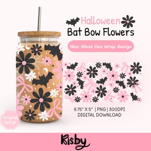 Può includere: Un barattolo di vetro con coperchio in bambù e cannuccia argentata. Il barattolo è decorato con un design a tema Halloween con pipistrelli neri, fiocchi rosa e fiori. Il testo "Halloween Bat Bow Flowers" è visualizzato sopra.