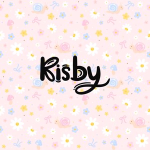 Könnte beinhalten: Ein rosa Hintergrund mit einem sich wiederholenden Muster aus Schnecken, Blumen, Pilzen und Schleifen. Das Wort "Risby" ist in schwarzer Schrift über die Mitte des Bildes geschrieben.