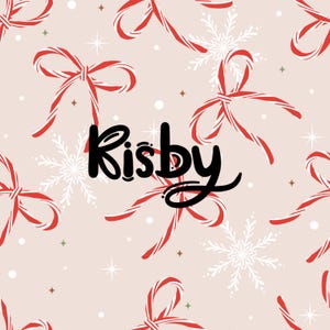 Puede incluir: Un patrón repetitivo con lazos de bastones de caramelo rojos y blancos, copos de nieve blancos y pequeñas estrellas sobre un fondo rosa claro. La palabra "Kisby" está escrita en negro en el centro de la imagen.