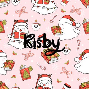 Könnte beinhalten: Ein sich wiederholendes Muster mit Cartoon-Geistern in Weihnachtsmützen, die Geschenke und Bücher halten, mit Zuckerstangen, Schleifen und Kerzen auf rosa Hintergrund. Das Wort "Risby" ist in schwarzer Schreibschrift geschrieben.