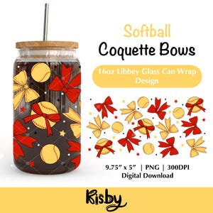 Könnte beinhalten: Ein digitaler Download-Design für eine 16oz Libbey Glas-Dosenverpackung mit einem Muster aus gelben und roten Softball-Schleifen auf schwarzem Hintergrund. Das Design ist 9,75 Zoll mal 5 Zoll groß und hat eine Auflösung von 300 DPI. Das Design heißt "Softball Coquette Bows".
