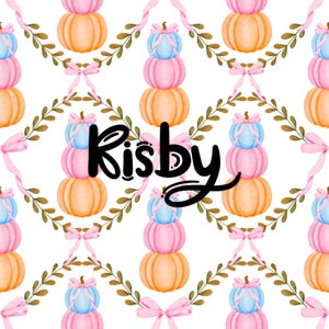 Puede incluir: Un patrón sin costuras con calabazas apiladas pintadas con acuarela azul, rosa y naranja. Las calabazas están decoradas con lazos rosas y hojas verdes. El texto "Kisby" está escrito en letra cursiva negra.