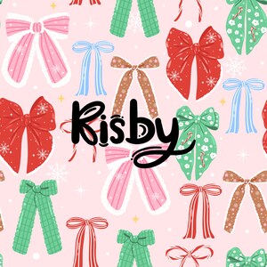 Puede incluir: Un patrón repetido de lazos decorativos en varios colores, incluyendo rojo, rosa, verde y marrón, sobre un fondo rosa claro. Los lazos tienen acentos de copos de nieve y bastones de caramelo. La palabra "Risby" está escrita en escritura negra en la imagen.