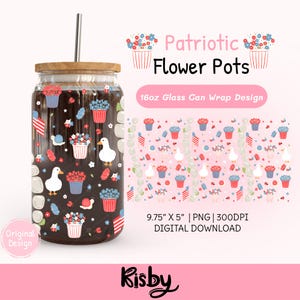 Könnte beinhalten: Eine Glasdose mit Holzdeckel und Edelstahlstrohhalm. Die Dose zeigt ein Design mit patriotischen Blumentöpfen, Enten, Schmetterlingen und amerikanischen Flaggen. Der Text "Patriotic Flower Pots" und "16oz Glass Can Wrap Design" sind ebenfalls sichtbar.