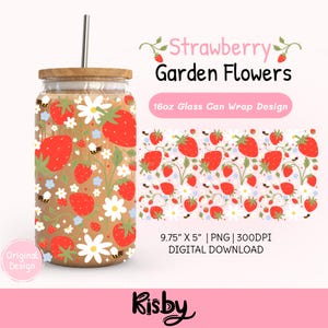 Può includere: Un barattolo di vetro con coperchio in legno e cannuccia in acciaio inossidabile. Il barattolo è decorato con un design a fragole e fiori, con fragole rosse, margherite bianche e piccole api. Il testo "Strawberry Garden Flowers" è visualizzato.