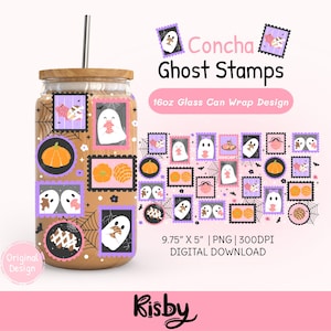 Op de afbeelding: Een Halloween-thema glazen can wrap design met spookzegels, pompoenen en spinnenwebben. Het ontwerp bevat de tekst "Concha Ghost Stamps" en "16oz Glass Can Wrap Design". De digitale download is 24,77 cm x 12,7 cm.