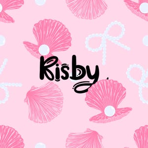 以下が含まれることがあります： ピンクと白の貝殻模様にパールと「Kisby」の文字がピンクの背景に描かれています。