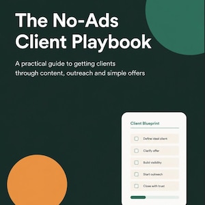 Op de afbeelding: Een donkergroene boekomslag met de titel "The No-Ads Client Playbook" in grote witte letters. De omslag bevat een oranje cirkel en een groene cirkel, met een checklist getiteld "Client Blueprint".